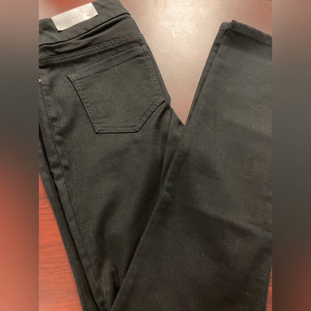 Chico’s black fashion front faux pocket, control stretch top, pull on jegging.